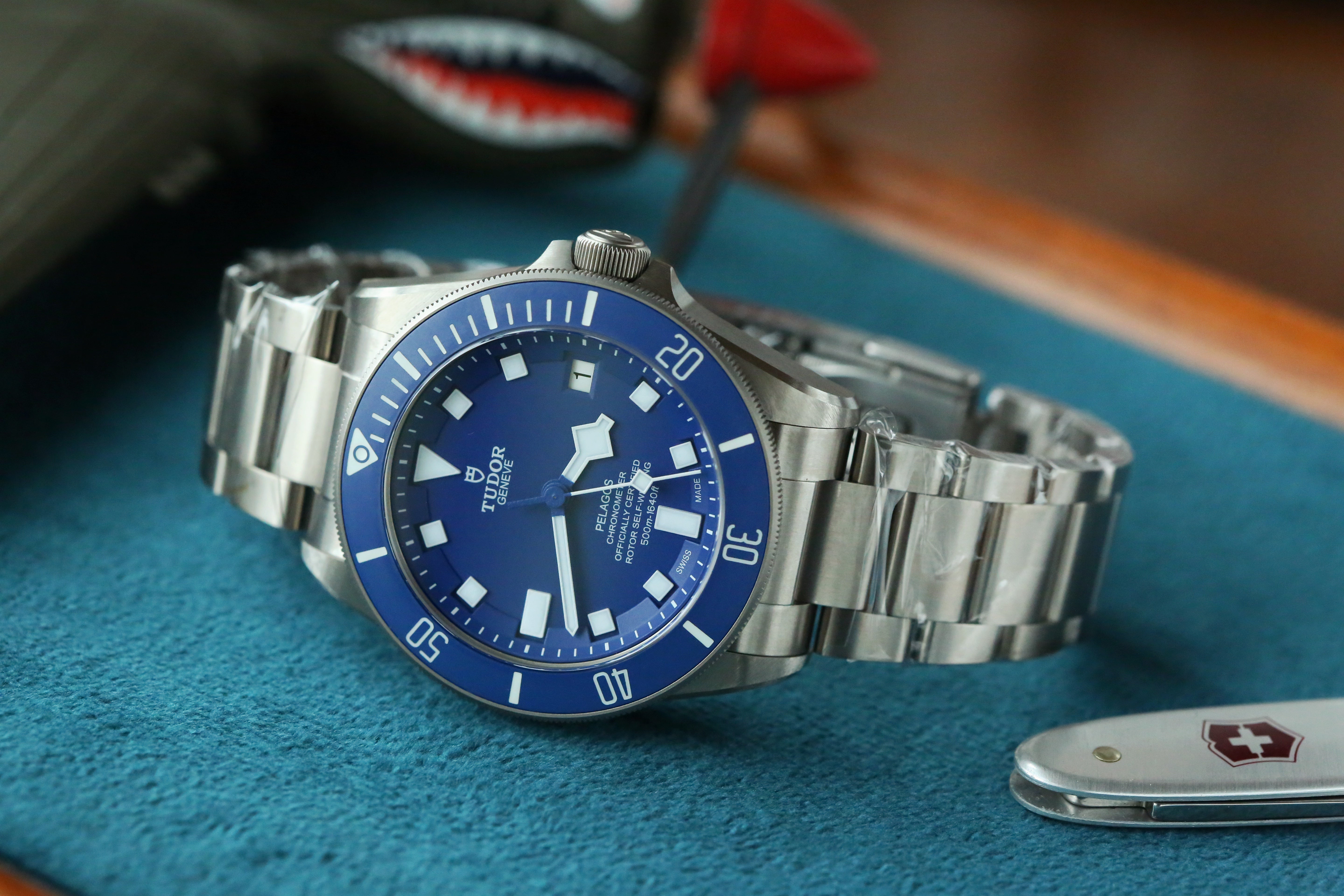 A striking 42 mm titanium dive watch in bold matte blue – Mayfair