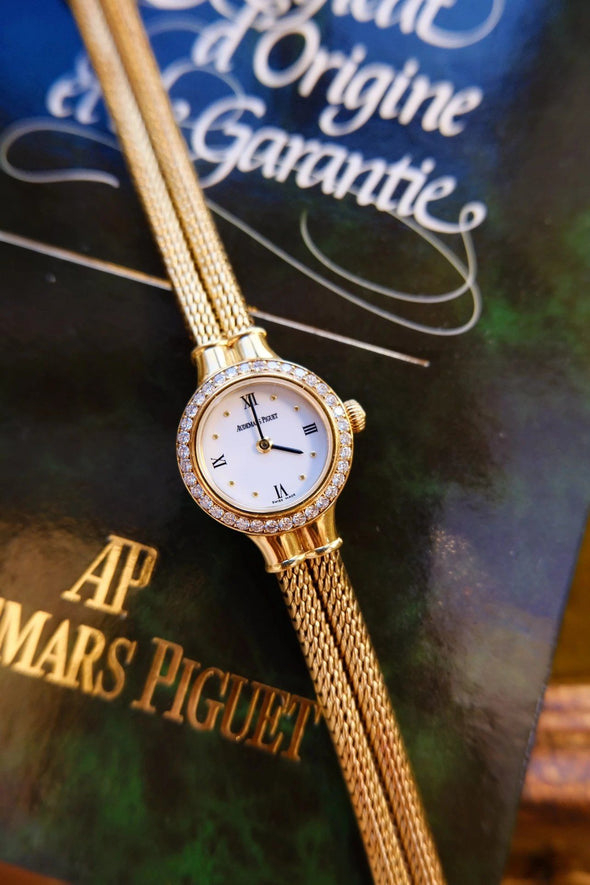 Audemars Piguet 18 Karat Gold white dial ladies watch full-set with original box and paper