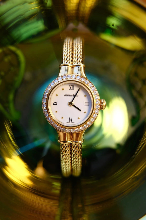 Audemars Piguet 18 Karat Gold white dial ladies watch full-set with original box and paper