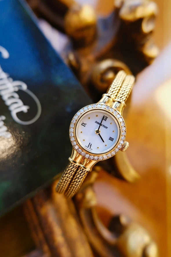 Audemars Piguet 18 Karat Gold white dial ladies watch full-set with original box and paper