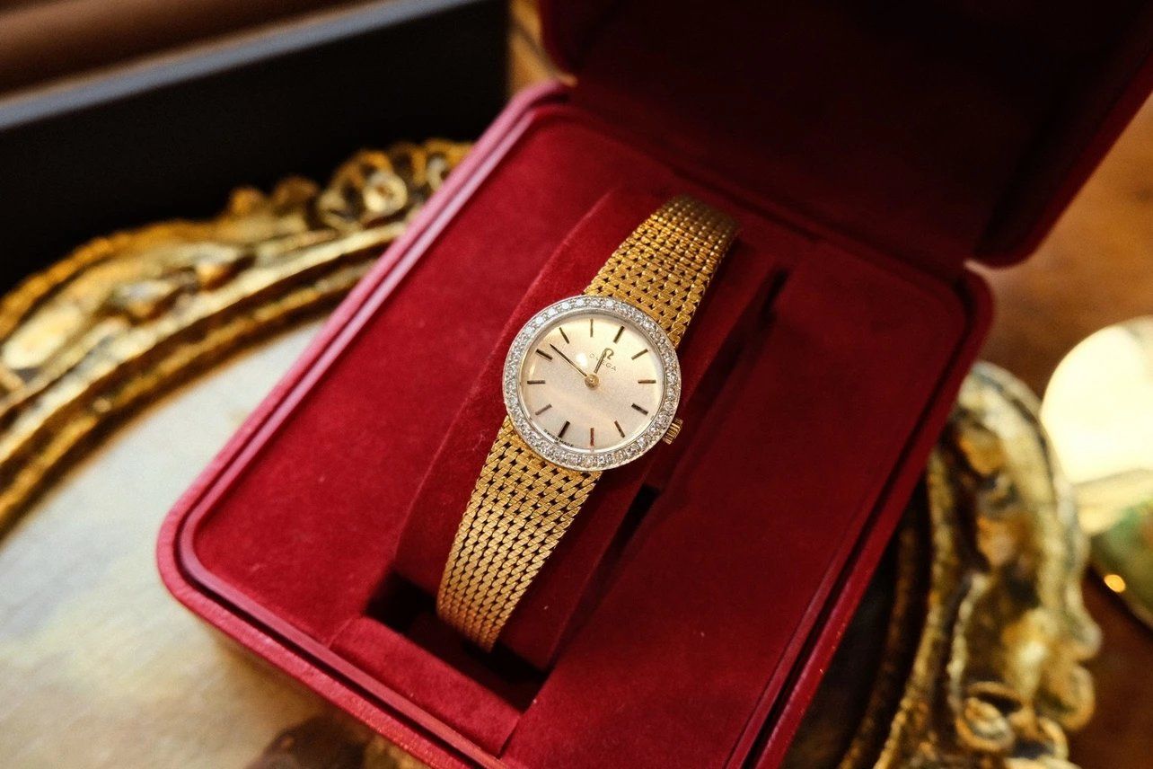 Omega 18 Karat Gold vintage ladies dress watch Circa 1970s
