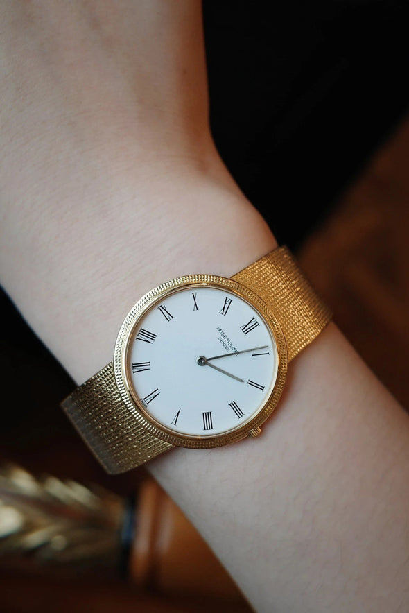 Patek Philippe Calatrava 18 Karat Yellow Gold vintage ladies dress watch Circa 1980s
